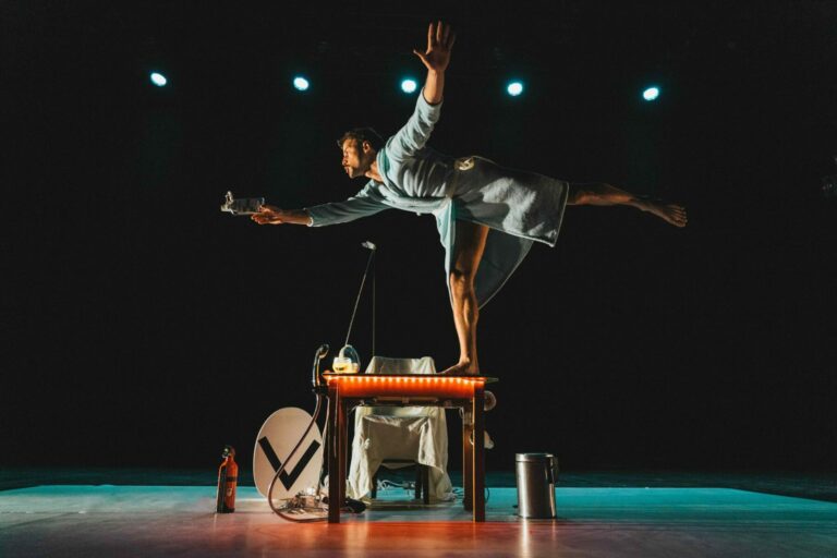 Artiste en équilibre sur table, spectacle à l’Espace culturel Angonia