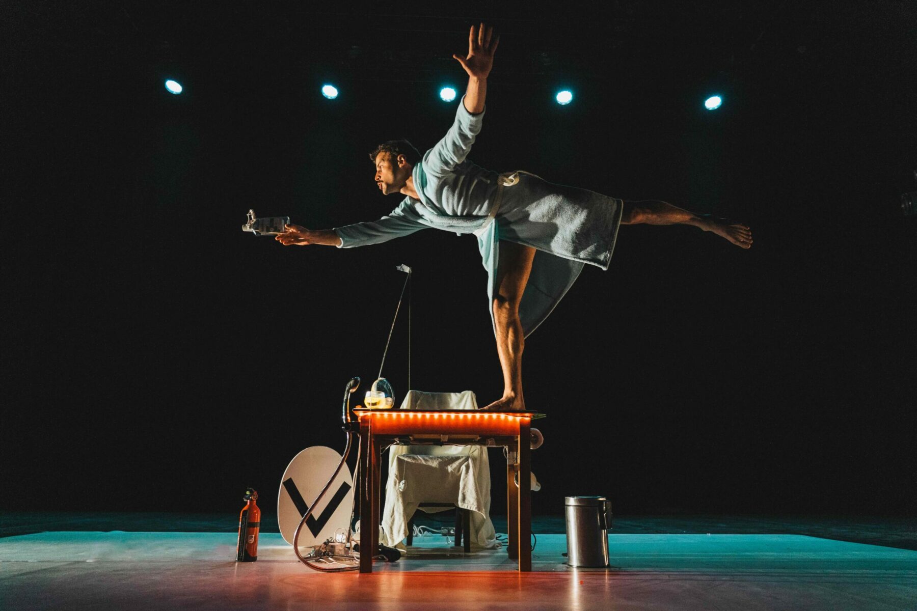 Artiste en équilibre sur table, spectacle à l’Espace culturel Angonia