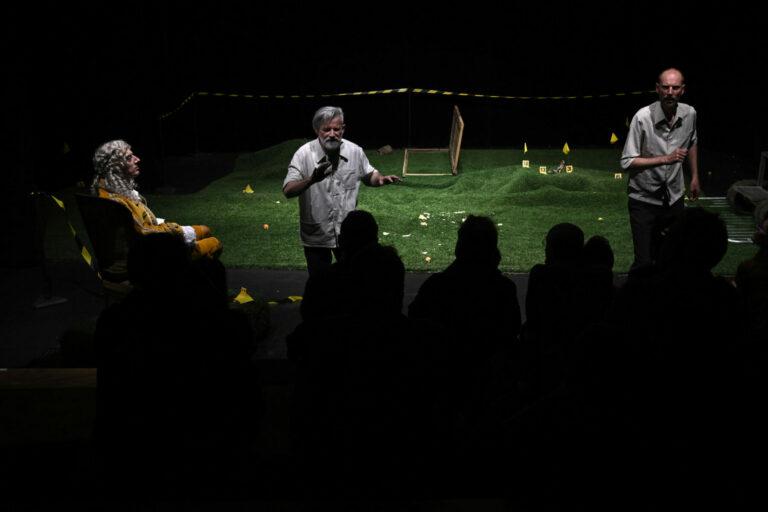 Spectacle Angonia à l’Espace culturel de Martres-Tolosane, acteurs sur scène