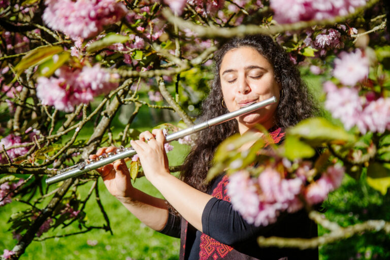 Musicienne jouant de la flûte traversière, Angonia Espace culturel