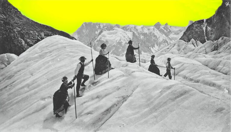 Groupe de randonneurs sur un glacier avec bâtons de marche