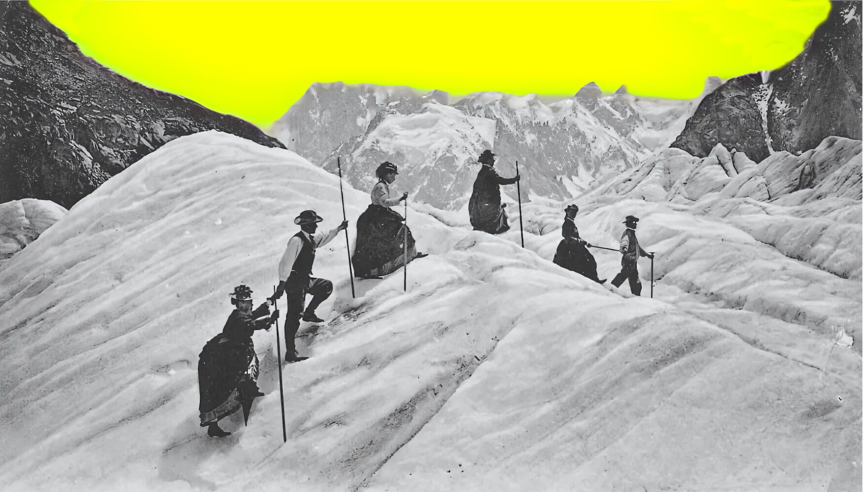 Groupe de randonneurs sur un glacier avec bâtons de marche