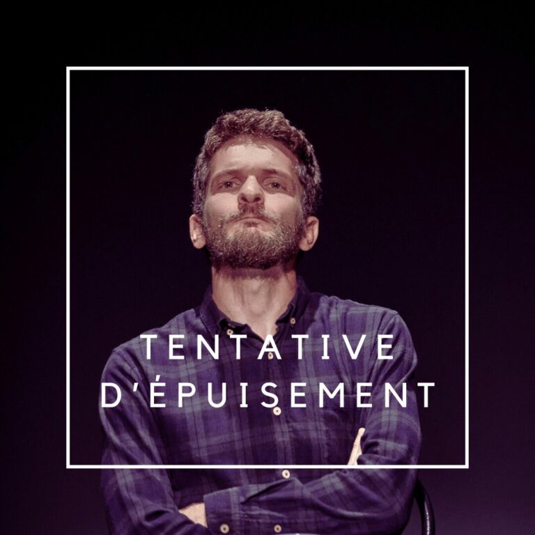 Homme barbu bras croisés, texte « Tentative d’épuisement »