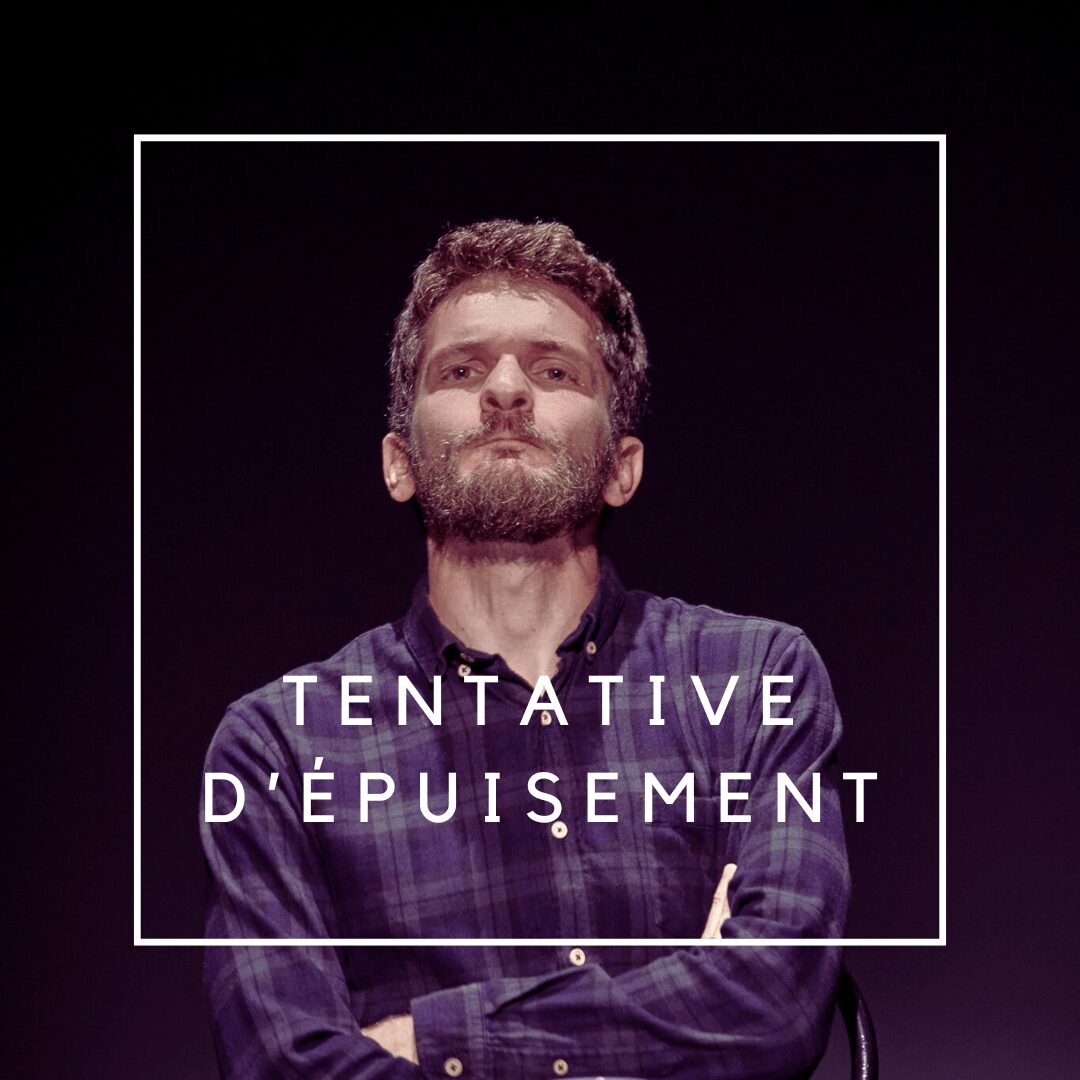 Homme barbu bras croisés, texte « Tentative d’épuisement »