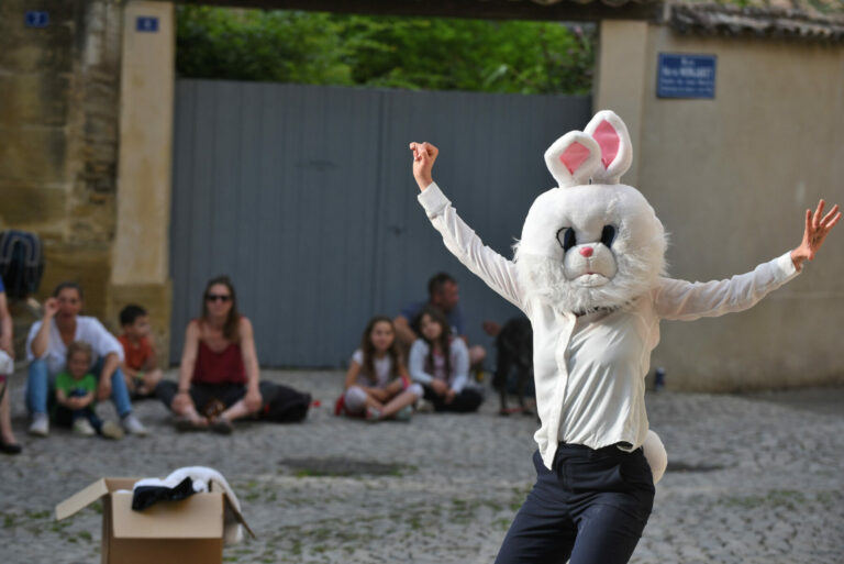Performance Angonia : danseur avec tête de lapin, Martres-Tolosane